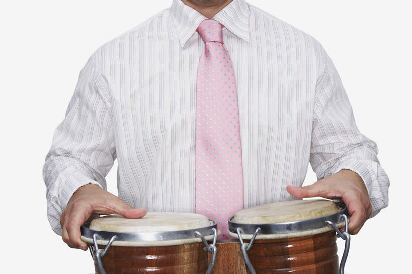 西方人,一个人,商务人士,商务男性,站,摸,横图,室内,白天,白色背景,正面,衬衫,欧洲,欧洲人,仅一个男性,仅一个人,抚摸,套装,鼓,乐器,领带,音乐,敲,仅一个年轻男性,两个,粉色,站着,摄影,影棚,打击乐器,商务装,工薪阶层,男人,男性,年轻男性,白种人,白领,上班族,触摸,接触,站立,半身,彩图,影棚拍摄,衬衣,拍摄