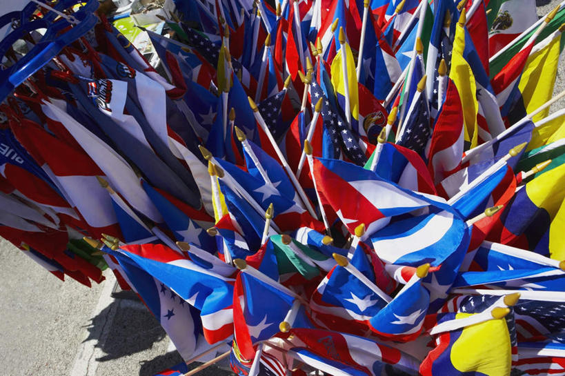 无人,横图,俯视,彩色,室外,白天,旗帜,国旗,一堆,许多,堆叠,堆积,散落,旗杆,旗子,黄色,蓝色,白色,堆,旌旗,旗号,旗,彩图,高角度拍摄