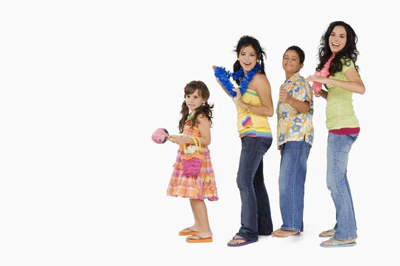 西方人,儿童,头发,四个人,家庭,母亲,女儿,儿子,伙伴,朋友,站,笑,摸,微笑,露齿笑,横图,室内,白天,侧面,锻炼,游戏,友谊,纯洁,运动,玩具,欧洲,欧洲人,一排,抚摸,服装,裤子,整齐,装饰,花环,墙,地面,玩,扭头,注视,牛仔裤,休闲装,娱乐,墙壁,墙面,排列,小孩,衣服,粉色,黄色,蓝色,黑色,观察,看,站着,转头,休闲,温暖,温馨,母女,母子,一家人,休闲服,可爱,母爱,童年,童趣,益智,服饰,观看,活动,华丽,修饰,圣诞花环,点缀,和睦,察看,队列,发泄,关注,消遣,智力,童真,烂漫,无邪,宣泄,衬托,美观,雅致,雅观,圣诞圈,扯铃,风葫芦,胡敲,空钟,空竹,闷葫芦,嗡子,响葫芦,响簧,天皇皇,天雷公,体育,天真,友情,男孩,男人,男性,年轻女性,女孩,女人,女性,白种人,孩子,年轻人,长发,触摸,接触,玩耍,嬉戏,站立,彩图,全身,健身,融洽,男生,女生