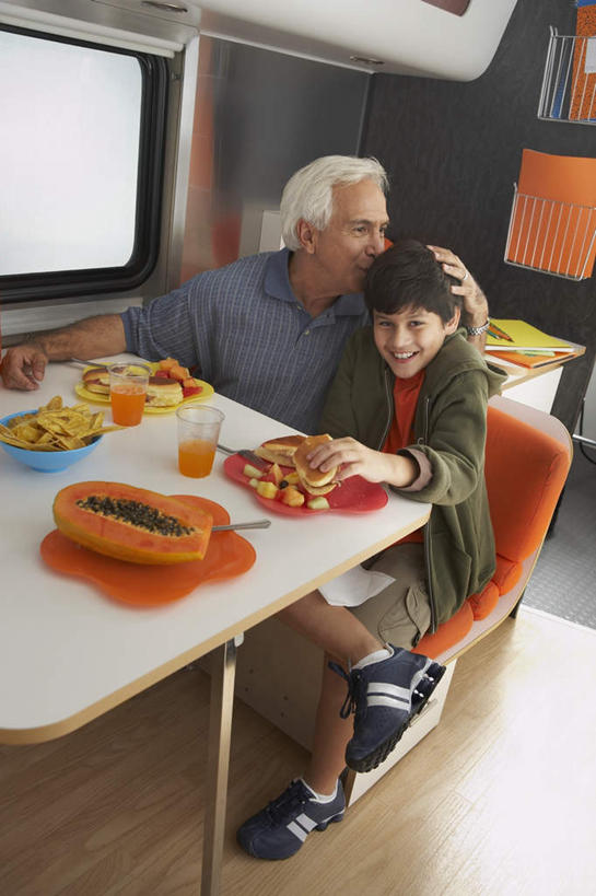 点心,西方人,儿童,头发,两个人,家庭,祖父,坐,笑,摸,吻,微笑,露齿笑,竖图,俯视,室内,白天,纯洁,餐桌,窗户,桌子,餐具,水果,椅子,欧洲,欧洲人,抚摸,阴影,服装,新鲜,光线,碟子,盘,影子,墙,哈密瓜,生食,食品,甜点,甜品,果实,甜瓜,扭头,注视,休闲装,玻璃窗,墙壁,墙面,食物,糕点,小孩,衣服,绿色,黑色,阳光,盘子,碟,甜食,观察,看,转头,休闲,温暖,温馨,一家人,休闲服,可爱,童年,童趣,服饰,有机食品,绿色食品,爷爷,餐台,观看,祖孙,和睦,察看,关注,网纹瓜,甘瓜,童真,烂漫,无邪,外公,外祖父,外孙,外孙子,天真,老年男性,男孩,男人,男性,白种人,孩子,孙子,触摸,接触,亲,亲吻,坐着,彩图,高角度拍摄,全身,融洽,男生