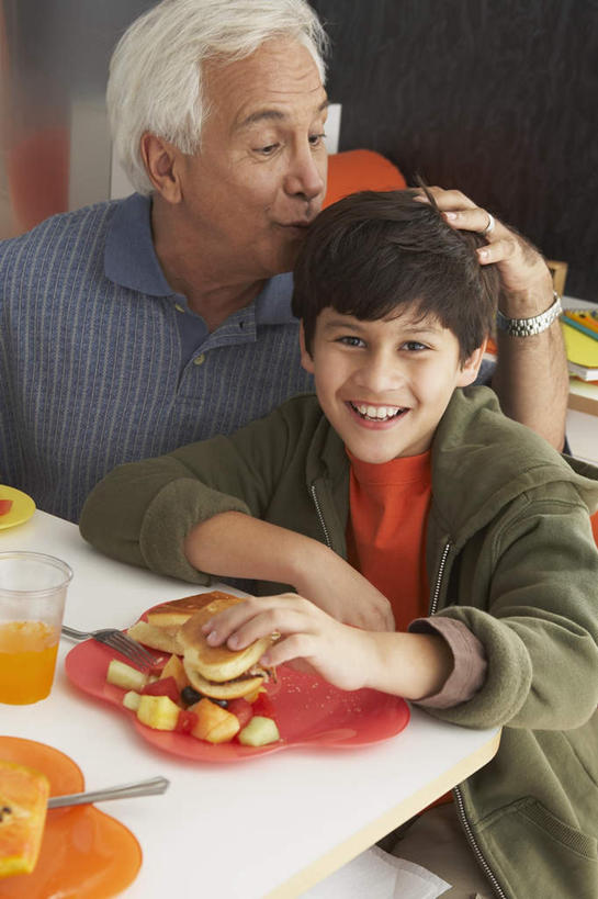 点心,西方人,儿童,头发,两个人,家庭,祖父,坐,笑,吻,微笑,露齿笑,竖图,俯视,室内,白天,纯洁,餐桌,桌子,餐具,水果,欧洲,欧洲人,服装,新鲜,碟子,盘,墙,哈密瓜,生食,食品,甜点,甜品,果实,甜瓜,扭头,注视,休闲装,墙壁,墙面,食物,糕点,小孩,衣服,红色,白色,灰色,盘子,碟,甜食,观察,看,转头,休闲,温暖,温馨,一家人,休闲服,可爱,童年,童趣,服饰,有机食品,绿色食品,爷爷,餐台,观看,祖孙,和睦,察看,关注,网纹瓜,甘瓜,童真,烂漫,无邪,外公,外祖父,外孙,外孙子,天真,老年男性,男孩,男人,男性,白种人,孩子,孙子,亲,亲吻,坐着,半身,彩图,高角度拍摄,融洽,男生