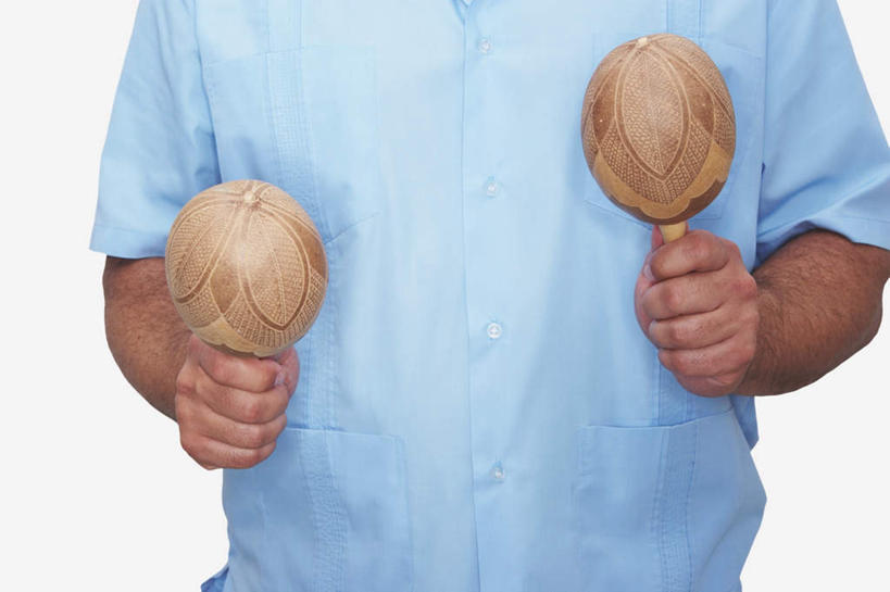 西方人,一个人,站,举,摸,横图,室内,白天,白色背景,正面,锻炼,游戏,运动,玩具,欧洲,欧洲人,仅一个男性,仅一个人,抚摸,握,服装,拿,玩,拿着,休闲装,娱乐,仅一个年轻男性,两个,衣服,蓝色,托,站着,休闲,休闲服,益智,握着,摄影,服饰,影棚,活动,发泄,消遣,智力,宣泄,扯铃,风葫芦,胡敲,空钟,空竹,闷葫芦,嗡子,响葫芦,响簧,天皇皇,天雷公,体育,男人,男性,年轻男性,白种人,触摸,接触,举起,举手,举着,玩耍,嬉戏,向上举,向上伸,向上托,站立,半身,彩图,影棚拍摄,健身,拍摄