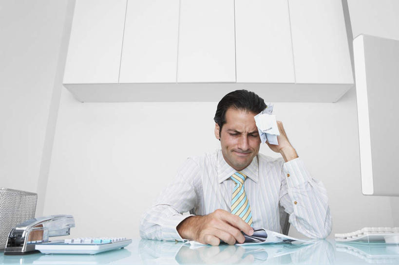 西方人,一个人,商务人士,商务男性,办公室,坐,横图,室内,白天,仰视,衬衫,欧洲,欧洲人,仅一个男性,仅一个人,套装,材料,档案,文件,领带,拿,拿着,注视,仅一个年轻男性,资料,观察,看,苦恼,观看,察看,忧愁,关注,文档,商务装,工薪阶层,年轻男性,白种人,年轻人,白领,上班族,坐着,半身,彩图,低角度拍摄,衬衣