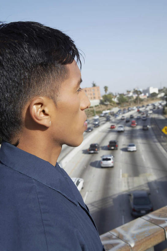 西方人,一个人,站,竖图,室外,白天,侧面,衬衫,道路,路,公路,汽车,欧洲,欧洲人,仅一个男性,仅一个人,眺望,阴影,远眺,光线,影子,交通,远望,注视,车,仅一个年轻男性,蓝色,黑色,蓝天,天空,阳光,交通工具,轿车,天,观察,看,站着,观看,遥望,察看,关注,载具,远瞩,男人,男性,年轻男性,白种人,马路,站立,半身,彩图,衬衣,短发