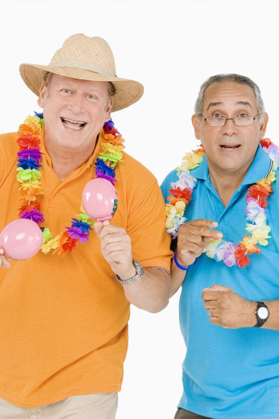 西方人,两个人,伙伴,朋友,站,竖图,彩色,室内,白天,白色背景,正面,友谊,帽子,欧洲,欧洲人,服装,装饰,时间,花环,时钟,手表,计时,休闲装,一个,衣服,蓝色,遮阳帽,钟表,站着,休闲,休闲服,橙色,表,摄影,服饰,影棚,单个,华丽,修饰,腕表,点缀,衬托,美观,雅致,雅观,友情,老年男性,男人,男性,白种人,钟,站立,半身,彩图,影棚拍摄,拍摄