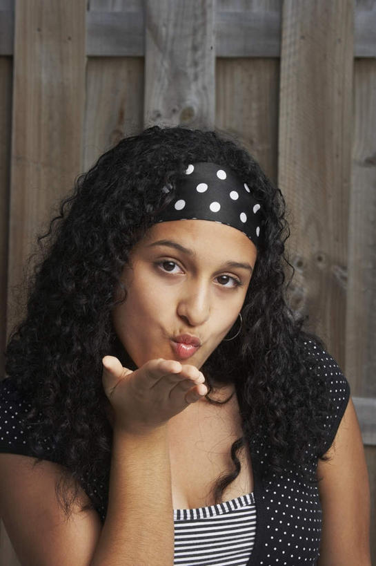 西方人,一个人,站,竖图,室外,白天,正面,欧洲,欧洲人,仅一个年轻女性,仅一个女性,仅一个人,装饰,圆点,墙,墙壁,墙面,发箍,发饰,饰品,站着,头箍,发卡,配饰,年轻女性,女人,女性,白种人,长发,卷发,站立,半身,彩图