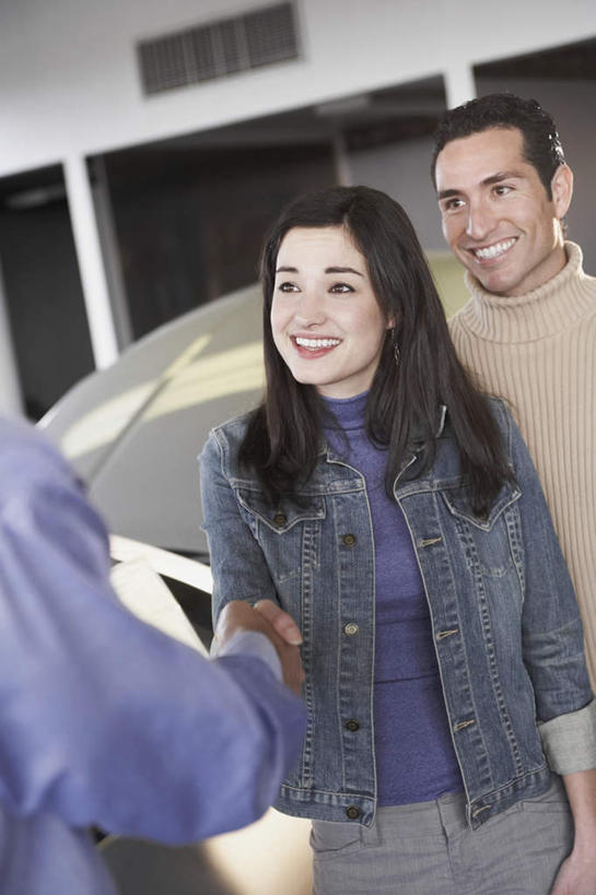 西方人,三个人,家庭,夫妻,站,握手,竖图,室内,白天,正面,爱情,汽车,欧洲,欧洲人,浪漫,相视,车,交通工具,轿车,站着,温暖,温馨,一家人,面对面,恩爱,恋人,对视,和睦,载具,相对,相看,汽车店,男人,男性,年轻男性,年轻女性,女人,女性,白种人,年轻人,夫妇,情侣,搀手,拉手,手拉手,手握手,站立,半身,彩图,伴侣,融洽