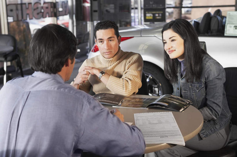 西方人,背部,三个人,商务人士,商务男性,商务女性,坐,横图,室内,白天,正面,衬衫,桌子,汽车,欧洲,欧洲人,套装,材料,档案,文件,办公桌,相视,车,资料,交通工具,轿车,面对面,对视,载具,文档,相对,商务装,工薪阶层,相看,汽车店,男人,男性,年轻男性,年轻女性,女人,女性,白种人,白领,上班族,坐着,半身,彩图,衬衣