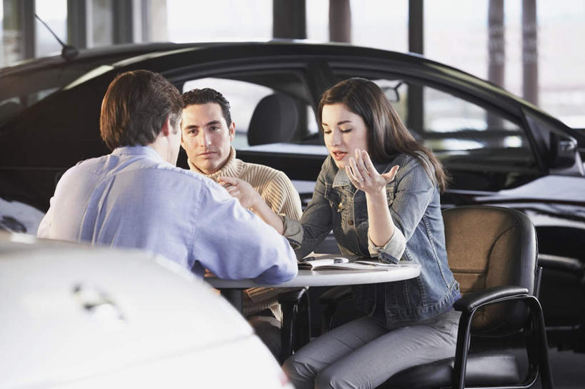 西方人,三个人,商务人士,商务男性,商务女性,坐,竖图,室内,白天,侧面,衬衫,桌子,汽车,欧洲,欧洲人,套装,材料,档案,文件,办公桌,相视,车,资料,交通工具,轿车,面对面,对视,载具,文档,相对,商务装,工薪阶层,相看,汽车店,男人,男性,年轻男性,年轻女性,女人,女性,白种人,白领,上班族,坐着,半身,彩图,衬衣