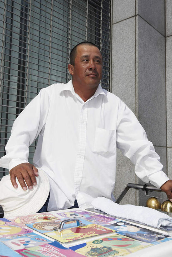 西方人,一个人,站,竖图,室外,白天,正面,窗户,欧洲,欧洲人,仅一个男性,仅一个人,仅一个中年男性,摊位,墙,冰激凌,清凉,拿,拿着,玻璃窗,墙壁,墙面,黑色,冷饮,站着,舒服,冰淇淋,解暑,解渴,雪糕,舒爽,冰糕,消暑,男人,男性,中年男性,白种人,站立,半身,彩图,短发