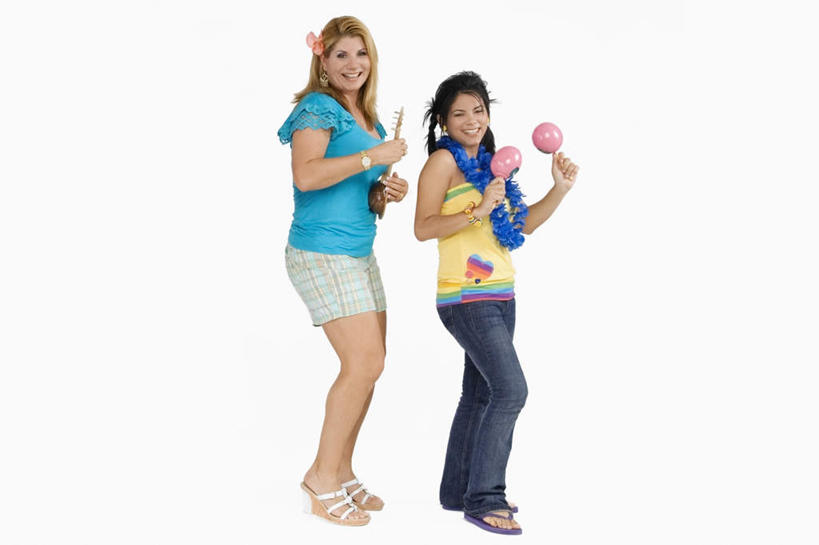 西方人,两个人,伙伴,朋友,站,笑,微笑,横图,室内,白天,白色背景,侧面,友谊,欧洲,欧洲人,服装,装饰,花环,棕色,吉他,乐器,弦乐器,拿,拿着,休闲装,衣服,蓝色,站着,休闲,休闲服,橙色,摄影,服饰,影棚,头花,华丽,修饰,点缀,弹拨弦鸣乐器,衬托,美观,雅致,雅观,友情,年轻女性,女人,女性,白种人,长发,卷发,站立,彩图,全身,影棚拍摄,拍摄,弹拨弦乐器