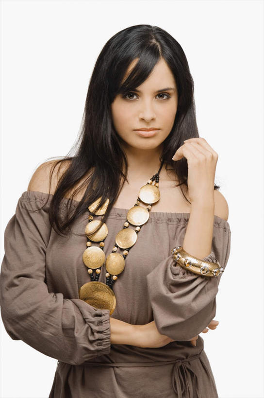 西方人,一个人,站,笑,微笑,竖图,室内,白天,白色背景,正面,项链,欧洲,欧洲人,仅一个年轻女性,仅一个女性,仅一个人,撑,托腮,装饰品,饰品,首饰,托,站着,摄影,影棚,撑着,托下巴,年轻女性,女人,女性,白种人,站立,半身,彩图,影棚拍摄,拍摄