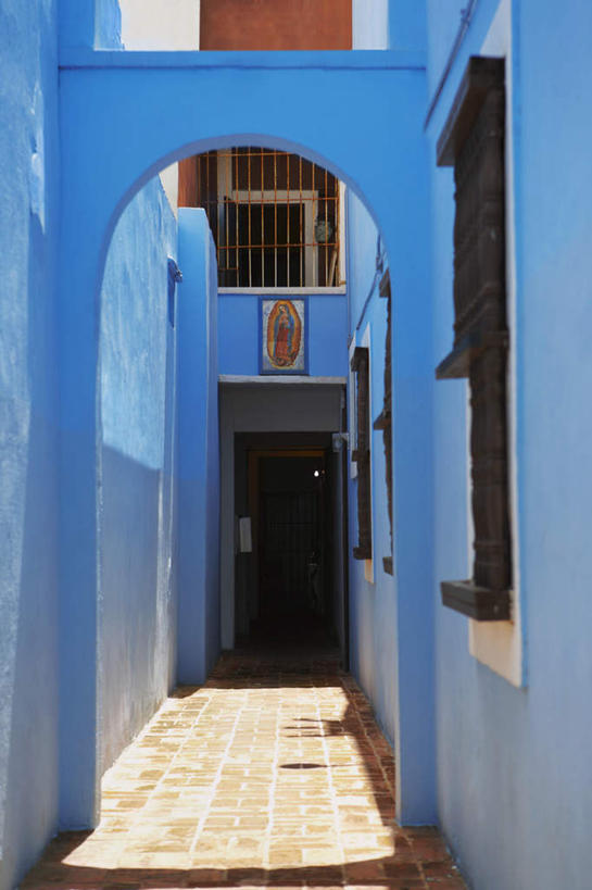 无人,家,竖图,室外,白天,正面,仰视,旅游,度假,美景,别墅,城市风光,标志建筑,城市,道路,地标,建筑,路,阴影,光线,影子,房屋,墙,屋子,景观,公寓,小路,交通,娱乐,建设,洋房,楼房,墙壁,墙面,住宅,阳光,享受,休闲,景色,放松,北美,北美洲,美洲,圣胡安,首府,北亚美利加洲,亚美利加洲,圣胡安市,波多黎各,波多黎各自由邦,大安的列斯群岛,彩图,低角度拍摄,房子