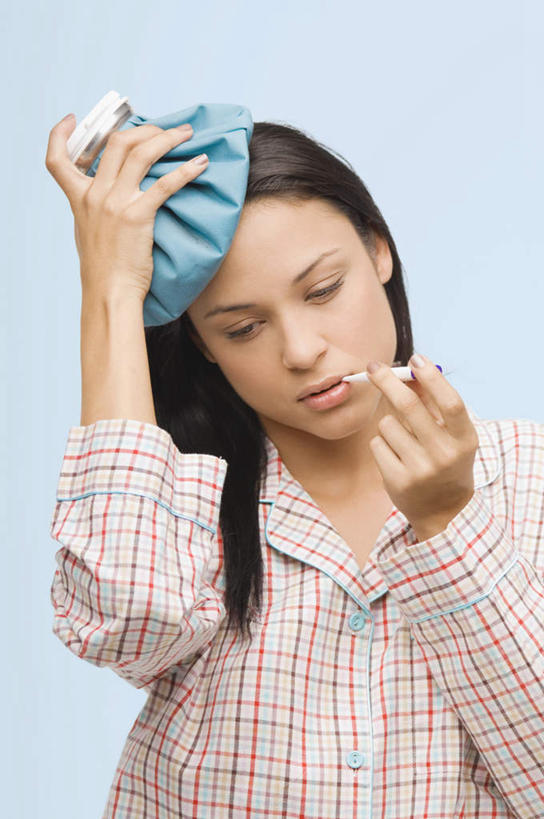 西方人,一个人,站,竖图,室内,特写,白天,白色背景,正面,生活用品,欧洲,欧洲人,仅一个年轻女性,仅一个女性,仅一个人,医学,测量,器材,温度计,刻度,拿,拿着,玻璃制品,黑色,体温计,站着,生病,摄影,影棚,快速,温度,感冒,医疗,冰袋,准确,体温,精度,精准,降温,发烧,水银温度计,流感,物理,水银体温计,水银柱,缩口,玻璃体温计,玻璃温度计,医用温度计,抱病,年轻女性,女人,女性,白种人,长发,站立,半身,彩图,影棚拍摄,拍摄