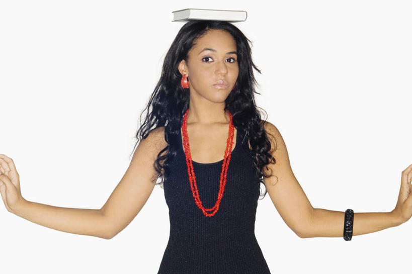 西方人,一个人,站,伸展双臂,横图,室内,白天,白色背景,正面,书籍,项链,欧洲,欧洲人,仅一个年轻女性,仅一个女性,仅一个人,训练,顶,装饰品,饰品,首饰,站着,摄影,影棚,培训,礼仪,年轻女性,女人,女性,白种人,长发,卷发,书,图书,敞开双臂,伸开双臂,展开双肩,站立,张开手臂,张开双臂,半身,彩图,影棚拍摄,拍摄