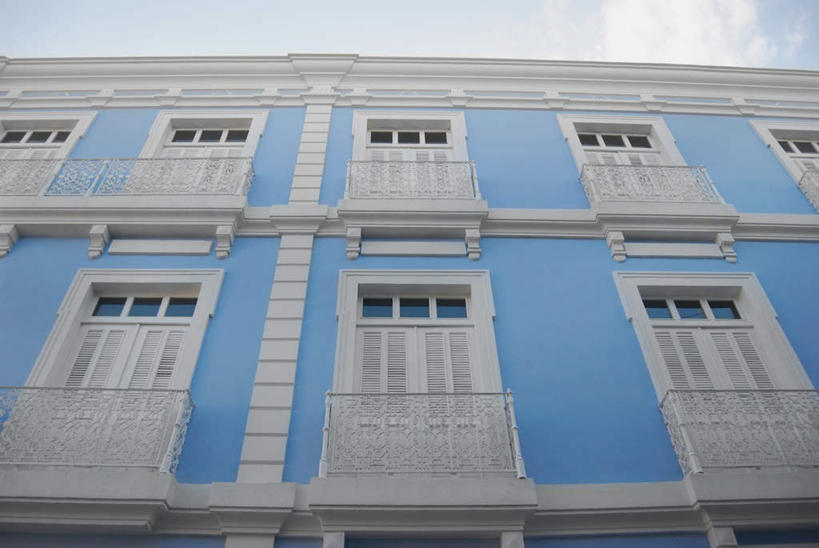 无人,家,横图,室外,白天,仰视,旅游,度假,美景,窗户,城市风光,标志建筑,城市,地标,建筑,房屋,屋子,景观,云,云朵,公寓,云彩,娱乐,建设,洋房,楼房,玻璃窗,住宅,蓝色,白云,蓝天,天空,天,享受,休闲,景色,放松,晴朗,北美,北美洲,美洲,圣胡安,首府,北亚美利加洲,亚美利加洲,圣胡安市,波多黎各,波多黎各自由邦,大安的列斯群岛,晴空,彩图,低角度拍摄,房子