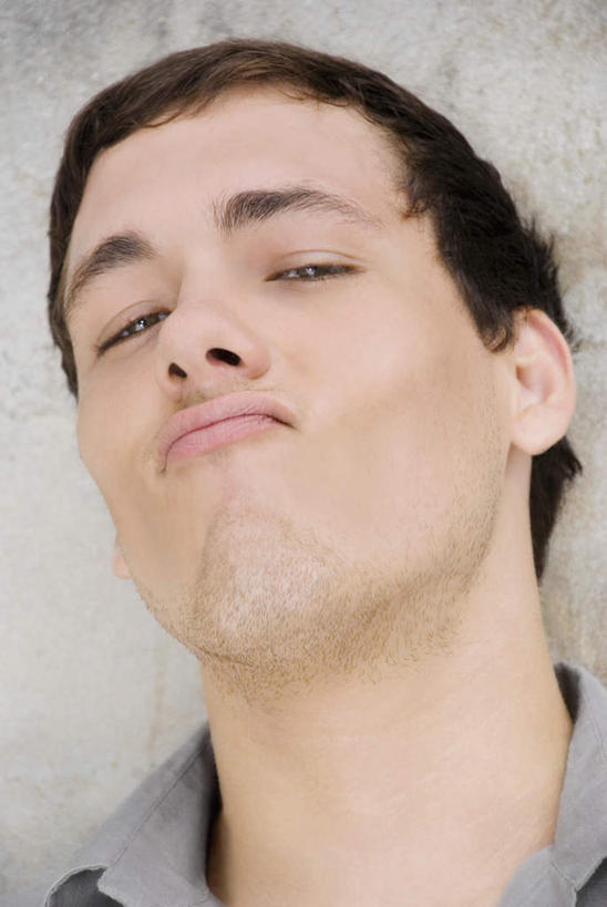 西方人,嘴,一个人,坐,竖图,室内,特写,白天,白色背景,仰视,衬衫,欧洲,欧洲人,仅一个男性,仅一个人,棕色,仅一个年轻男性,灰色,嘟嘴,撅嘴,摄影,影棚,男人,男性,年轻男性,白种人,嘴巴,嘴唇,坐着,半身,彩图,低角度拍摄,影棚拍摄,衬衣,拍摄,短发