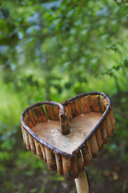 无人,竖图,俯视,室内,白天,金属制品,阴影,破旧,陈旧,锈,光线,金属,影子,一个,蓝色,蓝天,天空,阳光,天,晴朗,单个,万里无云,喂鸟器,晴空,晴空万里,彩图,高角度拍摄