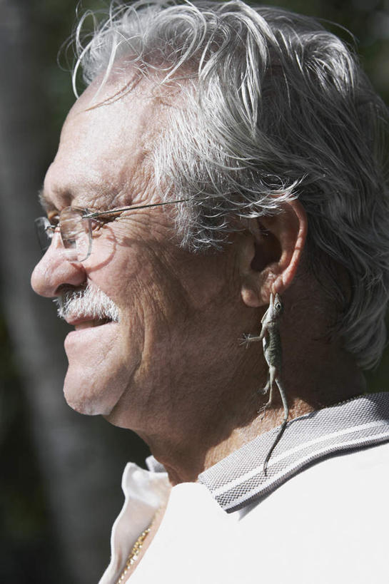 西方人,脸,头,耳朵,脸颊,胡须,一个人,站,笑,微笑,露齿笑,竖图,室内,特写,白天,正面,野生动物,蜥蜴,欧洲,欧洲人,仅一个男性,仅一个人,戴,咬,阴影,服装,朦胧,模糊,光线,眼镜,影子,休闲装,一只,衣服,白色,阳光,动物,站着,仅一个老年男性,休闲,休闲服,服饰,戴着,咬着,近视眼镜,石龙子,鬃狮蜥,山龙子,石蜴,泉龙,猪婆蛇,五寸棍,四脚蛇,蜴,老年男性,男人,男性,白种人,头部,胡子,卷发,小胡子,耳,耳部,脸部,脸蛋,面部,守宫,站立,半身,彩图,短发