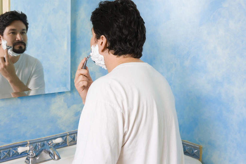 西方人,胡须,一个人,站,横图,室内,白天,镜子,欧洲,欧洲人,仅一个男性,仅一个人,仅一个中年男性,一面,握,服装,水龙头,剃须刀,墙,拿,拿着,休闲装,水斗,墙壁,墙面,背面,衣服,蓝色,白色,黑色,泡泡,清洁,站着,休闲,休闲服,护理,握着,服饰,刮,镜像,镜面,剃须,仪容,仪表,男人,男性,中年男性,白种人,山羊胡,胡子,卷发,站立,半身,彩图,短发