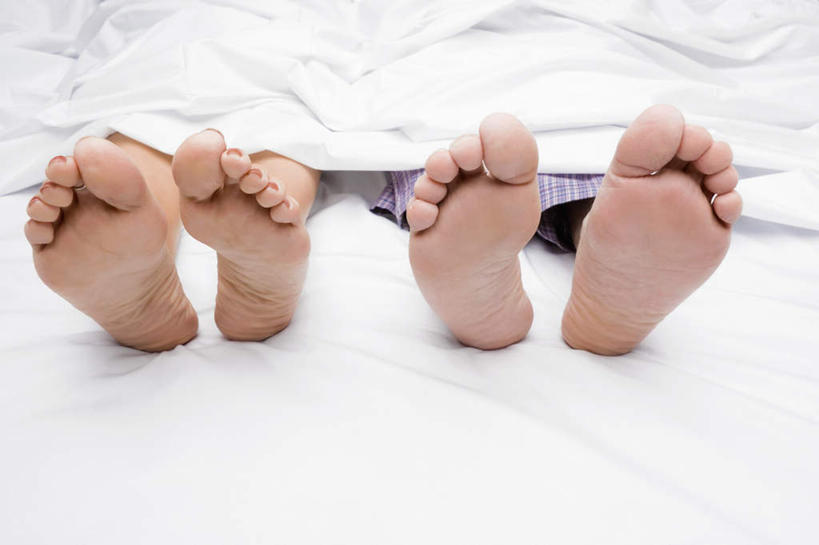 西方人,两个人,夫妻,躺,横图,俯视,室内,白天,爱情,床,欧洲,欧洲人,睡裤,双人床,床单,浪漫,被子,紫色,白色,赤脚,恩爱,恋人,被单,男人,男性,女人,女性,中年男性,中年女性,白种人,夫妇,情侣,躺着,半身,彩图,高角度拍摄,伴侣