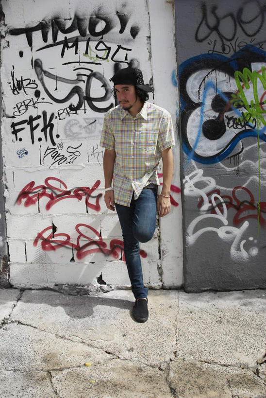 西方人,一个人,站,竖图,室外,白天,正面,衬衫,欧洲,欧洲人,仅一个男性,仅一个人,戴,阴影,服装,裤子,光线,标志,文字,影子,字符,字母,墙,牛仔裤,休闲装,标识,墙壁,墙面,仅一个年轻男性,一个,衣服,红色,蓝色,紫色,白色,黑色,阳光,站着,休闲,休闲服,服饰,单个,单脚,戴着,男人,男性,年轻男性,白种人,卷发,站立,彩图,全身,衬衣,涂鸦,短发,头带