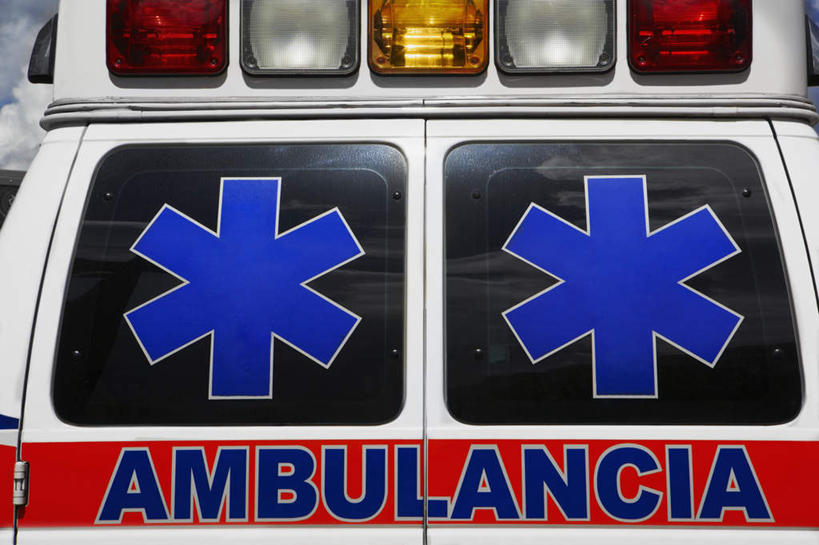 无人,横图,室外,白天,正面,汽车,救护车,五个,一辆,许多,英文,标志,文字,字符,字母,标识,车,灯,黄色,红色,蓝色,白色,交通工具,英文字母,急救,载具,抢救,照明工具,彩图