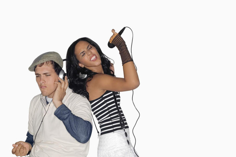 西方人,两个人,歌唱家,站,举,横图,室内,白天,白色背景,侧面,爱情,帽子,欧洲,欧洲人,条纹,服装,浪漫,拿,拿着,休闲装,衣服,黑色,话筒,托,站着,休闲,温暖,温馨,休闲服,恩爱,唱歌,恋人,摄影,服饰,影棚,和睦,麦克风,贝雷帽,演唱,发话器,男人,男性,年轻男性,年轻女性,女人,女性,白种人,长发,情侣,歌手,举起,举手,举着,向上举,向上伸,向上托,站立,半身,彩图,影棚拍摄,拍摄,伴侣,融洽