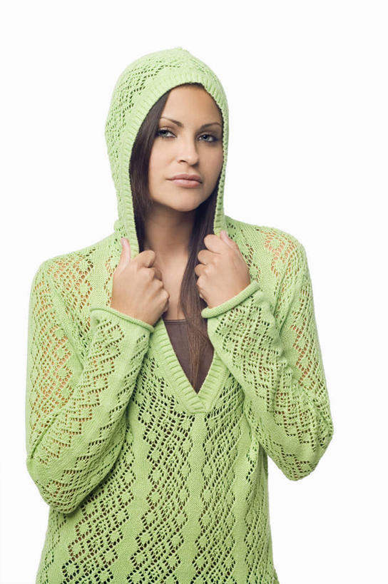 西方人,一个人,站,竖图,室内,白天,白色背景,侧面,欧洲,欧洲人,仅一个年轻女性,仅一个女性,仅一个人,服装,休闲装,衣服,绿色,黑色,站着,休闲,休闲服,连帽衫,摄影,服饰,影棚,年轻女性,女人,女性,白种人,长发,站立,半身,彩图,影棚拍摄,拍摄