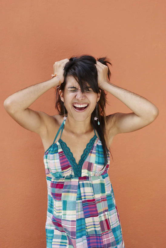 西方人,一个人,站,竖图,室内,白天,正面,欧洲,欧洲人,仅一个年轻女性,仅一个女性,仅一个人,服装,生气,休闲装,衣服,站着,休闲,休闲服,愤怒,服饰,双手抱头,发怒,情绪,脾气,忿怒,怨恨,强烈,激动,年轻女性,女人,女性,白种人,长发,站立,半身,彩图