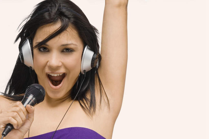 西方人,一个人,站,举,横图,室内,特写,白天,白色背景,正面,快乐,满意,幸福,欧洲,欧洲人,仅一个年轻女性,仅一个女性,仅一个人,音响,音乐,娱乐,黑色,耳机,话筒,托,站着,张嘴,享受,休闲,放松,摄影,影棚,麦克风,舒适,享乐,张大嘴巴,发话器,年轻女性,女人,女性,白种人,长发,张开嘴,举起,举手,举着,向上举,向上伸,向上托,站立,半身,彩图,影棚拍摄,拍摄