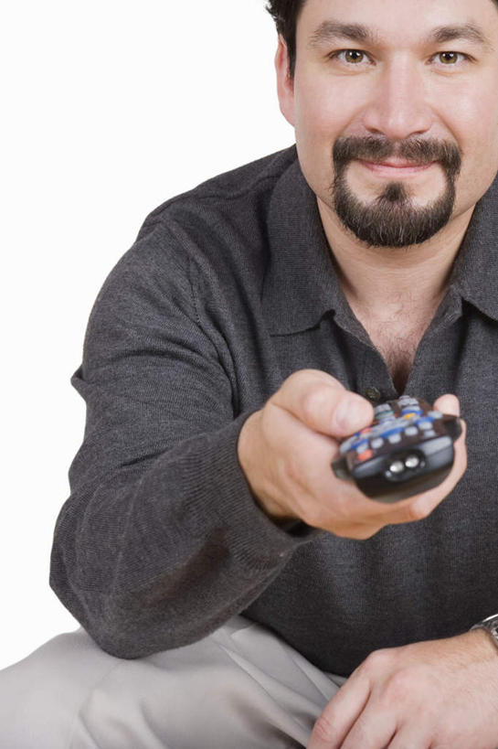 西方人,一个人,坐,举,笑,微笑,竖图,室内,白天,白色背景,正面,欧洲,欧洲人,仅一个男性,仅一个人,仅一个中年男性,握,朦胧,模糊,拿,拿着,注视,遥控器,观察,看,托,握着,摄影,影棚,观看,控制,察看,遥控,关注,男人,男性,中年男性,白种人,举起,举手,举着,向上举,向上伸,向上托,坐着,半身,彩图,影棚拍摄,拍摄