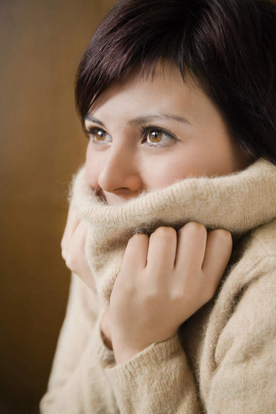西方人,脸,头,脸颊,一个人,举,竖图,室内,特写,白天,正面,欧洲,欧洲人,仅一个年轻女性,仅一个女性,仅一个人,朦胧,模糊,装饰,注视,一个,围巾,观察,看,托,温暖,摄影,影棚,围脖,观看,保暖,华丽,点缀,察看,御寒,关注,衬托,美观,雅致,雅观,年轻女性,女人,女性,白种人,头部,脸部,脸蛋,面部,举起,举手,举着,向上举,向上伸,向上托,半身,彩图,影棚拍摄,拍摄