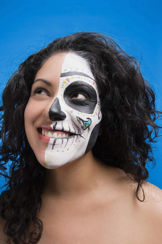 西方人,一个人,笑,微笑,露齿笑,竖图,室内,特写,白天,正面,欧洲,欧洲人,仅一个年轻女性,仅一个女性,仅一个人,蓝色背景,朦胧,模糊,艺术,彩绘,骷髅,注视,文化,传统,观察,看,摄影,影棚,观看,察看,关注,年轻女性,女人,女性,白种人,半身,彩图,影棚拍摄,拍摄