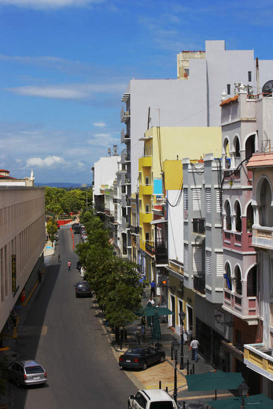 无人,家,竖图,俯视,航拍,室外,白天,别墅,道路,路,公路,汽车,一排,许多,整齐,房屋,屋子,公寓,交通,洋房,楼房,住宅,车,排列,交通工具,轿车,北美,北美洲,鸟瞰,队列,载具,美洲,圣胡安,首府,北亚美利加洲,亚美利加洲,圣胡安市,波多黎各,波多黎各自由邦,大安的列斯群岛,马路,彩图,高角度拍摄,房子