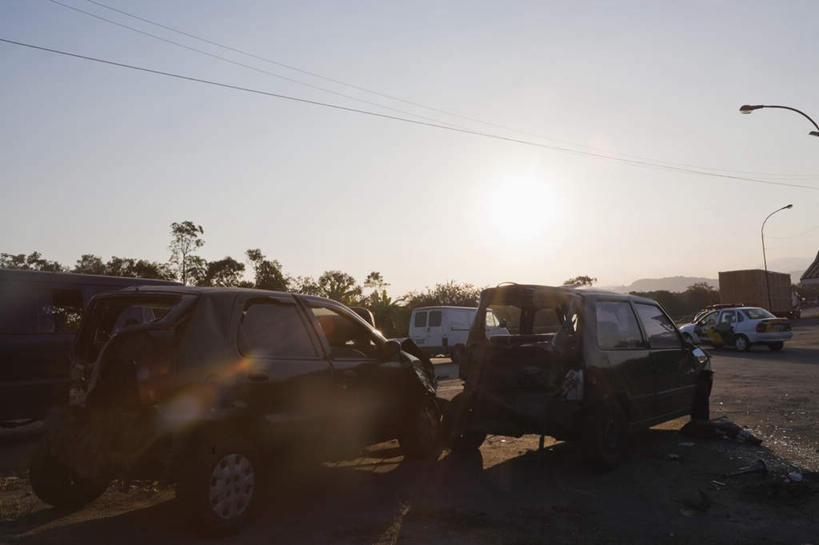 无人,横图,室外,白天,正面,树林,植物,路灯,汽车,警车,照明,巴西,阴影,光线,影子,灯光,车,灯,树,树木,一个,蓝色,绿色,蓝天,天空,阳光,自然,交通工具,轿车,天,南美,生长,晴朗,单个,成长,报废,照亮,南美洲,照明设备,拉丁美洲,载具,美洲,万里无云,巴西联邦共和国,亚美利加洲,南亚美利加洲,圣保罗,晴空,晴空万里,彩图