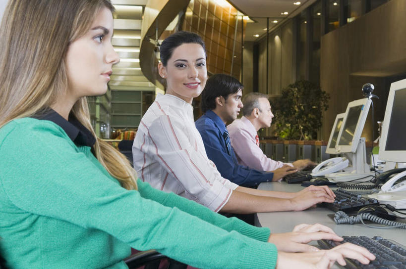 西方人,四个人,伙伴,朋友,笑,微笑,横图,室内,白天,侧面,友谊,电脑,显示器,鼠标,键盘,餐桌,桌子,欧洲,欧洲人,敲打,网络,摄像头,扭头,注视,输入,输入设备,通讯设备,打字,观察,看,转头,台式电脑,餐台,观看,点击,敲击,察看,关注,通信设备,输出设备,友情,按键,男人,男性,年轻男性,年轻女性,女人,女性,白种人,半身,彩图