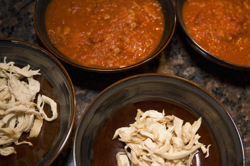 无人,横图,俯视,室内,白天,烹饪,西餐,餐具,调料,鸡肉,肉,汤,料理,食品,调味品,调味料,肉酱,菜肴,美食,肉类,食物,碗,四个,西式,佳肴,肉食,进餐用具,烹调用具,彩图,高角度拍摄