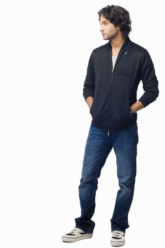 西方人,站,竖图,室内,白天,白色背景,正面,欧洲,欧洲人,服装,扭头,注视,休闲装,衣服,观察,看,站着,转头,休闲,休闲服,摄影,服饰,影棚,观看,察看,关注,双手抄兜,双手放兜,白种人,插兜,两手抄兜,两手放兜,手插兜,手放口袋,站立,彩图,全身,影棚拍摄,拍摄,手抄兜