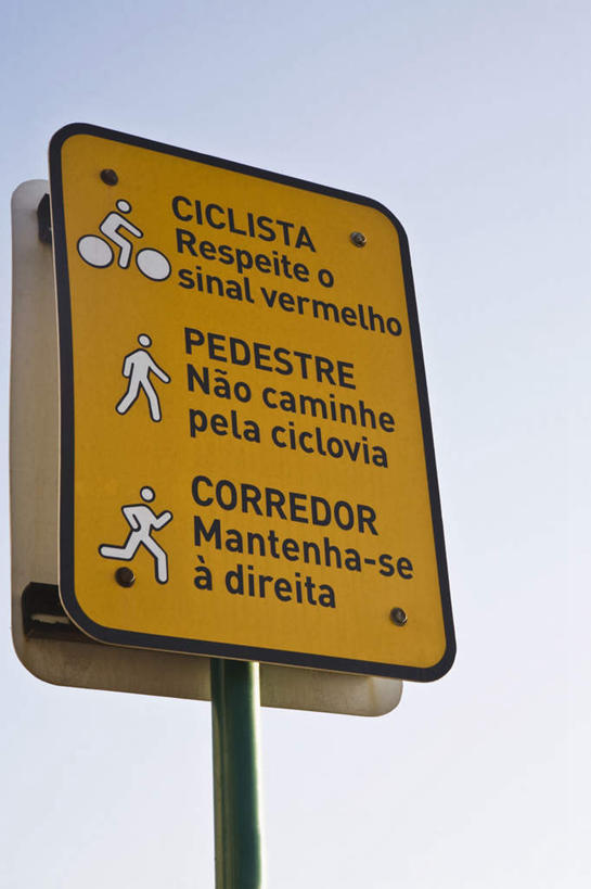 无人,竖图,室外,白天,仰视,指示牌,巴西,一块,英文,标志,文字,字符,字母,警告,标识,黄色,蓝色,蓝天,天空,天,南美,警示,晴朗,英文字母,禁止,提醒,南美洲,拉丁美洲,提示,限制,美洲,里约热内卢,万里无云,里约热内卢州,巴西联邦共和国,首府,亚美利加洲,南亚美利加洲,里约热内卢市,危险,晴空,晴空万里,彩图,低角度拍摄