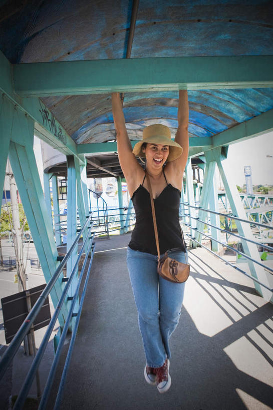 西方人,一个人,栏杆,举,笑,微笑,露齿笑,竖图,室外,白天,正面,石头,帽子,欧洲,欧洲人,仅一个年轻女性,仅一个女性,仅一个人,握,阴影,光线,包,皮包,石子,影子,天桥,围栏,桥,拿,拿着,护栏,一个,蓝色,蓝天,天空,阳光,遮阳帽,天,托,握着,晴朗,单个,人行桥,单肩包,万里无云,一顶,年轻女性,女人,女性,白种人,石块,晴空,晴空万里,举起,举手,举着,向上举,向上伸,向上托,彩图,全身