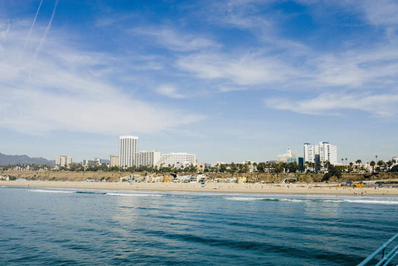 无人,高楼大厦,横图,室外,白天,正面,度假,海浪,海洋,美景,沙滩,城市风光,城市,大厦,建筑,摩天大楼,美国,沙子,海岸,景观,浪花,云,云朵,沙地,云彩,娱乐,建设,蓝色,白云,蓝天,天空,海水,天,享受,休闲,景色,放松,晴朗,北美,北美洲,加利福尼亚,美洲,海景,加州,洛杉矶,加利福尼亚州,金州,黄金州,北亚美利加洲,亚美利加洲,圣塔莫妮卡,大海,风浪,海,海水的波动,海滩,近岸浪,涌浪,晴空,彩图,大楼,高层建筑,高楼,摩天楼