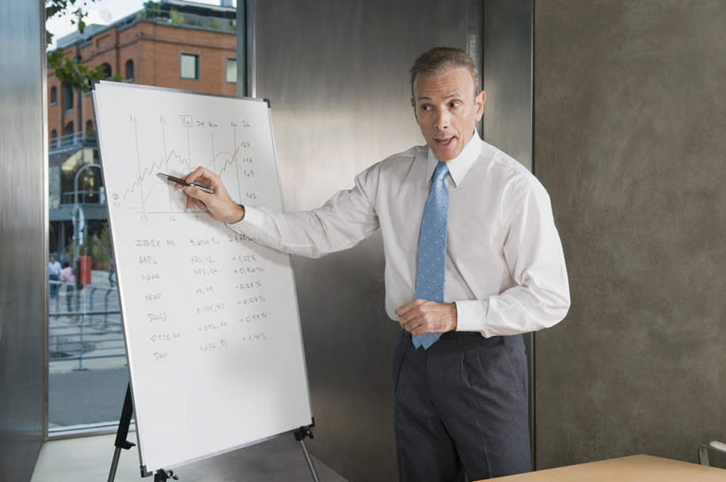 西方人,一个人,商务人士,商务男性,办公室,站,举,横图,室内,白天,正面,衬衫,家具,桌子,欧洲,欧洲人,仅一个男性,仅一个人,仅一个中年男性,一张,握,套装,笔,办公桌,办公用品,拿,拿着,文具,一个,白板,记号笔,学习用品,托,站着,握着,单个,文具用品,一支,商务装,记录板,表单,工薪阶层,记事板,办公家具,男人,男性,中年男性,白种人,白领,上班族,举起,举手,举着,向上举,向上伸,向上托,站立,半身,彩图,衬衣