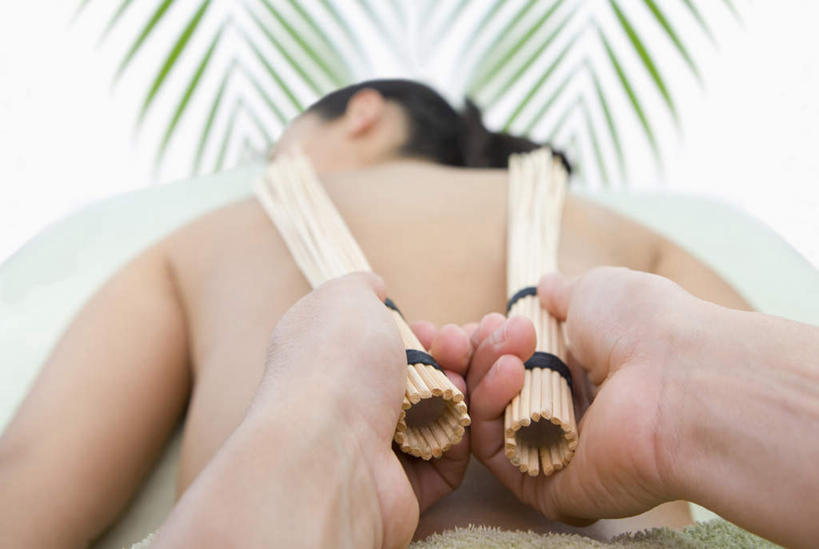 西方人,两个人,站,横图,俯视,室内,白天,按摩,美容,床,叶子,欧洲,欧洲人,一张,护肤,敲打,握,竹制,棍子,绿叶,床单,拿,拿着,被子,两个,趴着,站着,保养,享受,休闲,健康,嫩叶,放松,握着,SPA水疗,保健,温泉浴场,单人床,竹制品,被单,敲背,养颜,指压,男人,男性,年轻男性,年轻女性,女人,女性,白种人,叶,叶片,矿泉疗养地,趴,站立,半身,彩图,高角度拍摄,水疗,推拿