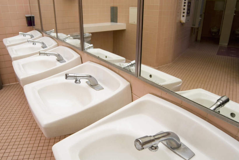 无人,横图,俯视,室内,特写,白天,镜子,卫生间,洗手间,静物,五个,一排,许多,整齐,瓷砖,地砖,水龙头,洗手池,地面,排列,面盆,镜像,镜面,队列,厕所,彩图,高角度拍摄