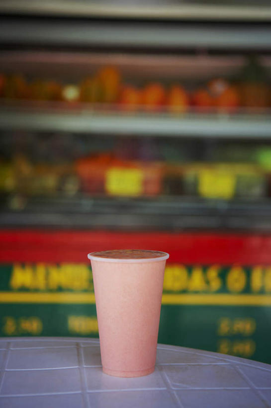 无人,餐厅,竖图,室内,特写,白天,正面,餐桌,桌子,静物,杯子,英文,标志,文字,字符,塑料,字母,餐柜,标识,一个,粉色,塑料制品,单个,餐台,塑料杯,英文字母,展示柜,彩图,餐馆,饭店,饭馆