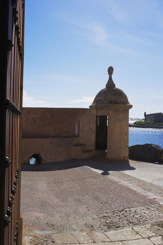 无人,竖图,室外,白天,正面,旅游,度假,海浪,海洋,名胜古迹,标志建筑,地标,建筑,遗迹,浪花,云,云朵,云彩,古迹,文物,娱乐,建设,古建筑,蓝色,白云,蓝天,天空,海水,天,享受,休闲,旅游胜地,放松,晴朗,北美,北美洲,美洲,海景,古文明,北亚美利加洲,亚美利加洲,波多黎各,波多黎各自由邦,莫罗古堡,大海,风浪,海,海水的波动,近岸浪,涌浪,晴空,彩图