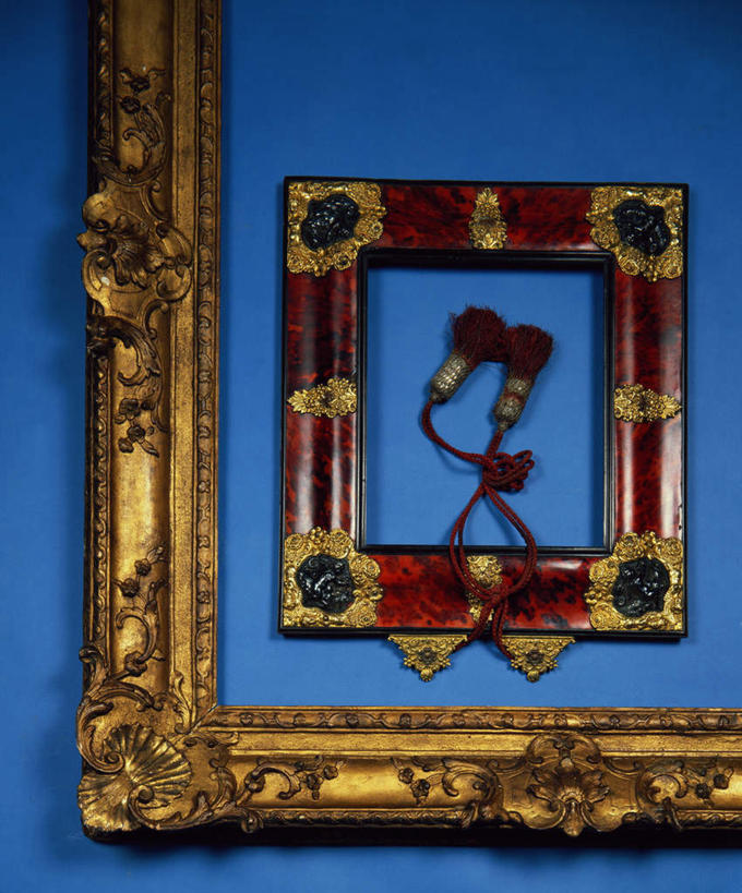 无人,横图,室内,特写,白天,正面,静物,相框,金属制品,雕塑,阴影,蓝色背景,装饰,盛开,光线,金属,雕刻,雕像,影子,花蕾,画框,花,花瓣,花朵,鲜花,两个,花苞,花蕊,摄影,影棚,纪念,主题,陈列,功能,彩图,影棚拍摄,拍摄