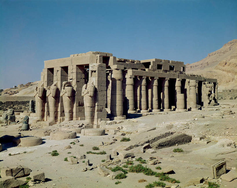 无人,寺庙,横图,室外,白天,正面,旅游,度假,草地,石头,名胜古迹,山,山脉,植物,标志建筑,地标,建筑,非洲,埃及,一排,阴影,节日,遗迹,整齐,并列,并排,光线,石子,影子,柱子,山顶,山峰,神庙,山峦,古迹,文化,文物,娱乐,建设,古建筑,废墟,草,排列,蓝色,绿色,蓝天,天空,阳光,庙宇,群山,天,祈祷,享受,休闲,健康,旅游胜地,放松,许愿,宗教,佛教,信仰,晴朗,纪念,祈求,古埃及,法老,队列,平行,埃及法老,古文明,北非,沉积岩,万里无云,阿拉伯埃及共和国,金字塔之国,棉花之国,阿非利加洲,释教,颠峰,极峰,拉美西斯二世,拉美西斯二世神庙,水成岩,平安,石块,岩石,晴空,晴空万里,彩图,庙,寺