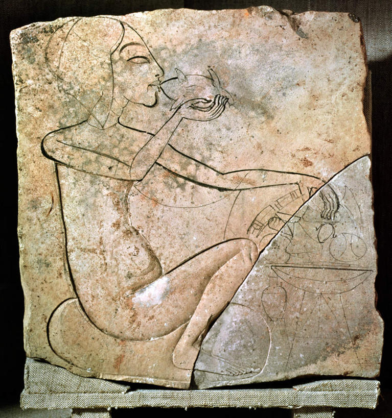 西方人,一个人,无人,坐,吃,竖图,室内,白天,正面,石头,欧洲,非洲,黑人,欧洲人,仅一个女性,仅一个人,握,装饰,雕刻,石子,肉,拿,拿着,注视,鸭肉,肉类,裸露,观察,看,仅一个中年女性,握着,赤裸,观看,华丽,修饰,点缀,察看,关注,裸,肉食,沉积岩,衬托,美观,雅致,雅观,雕镂,雕琢,镌刻,水成岩,女人,女性,中年女性,非洲人,石块,岩石,嚼,食,坐着,彩图,全身